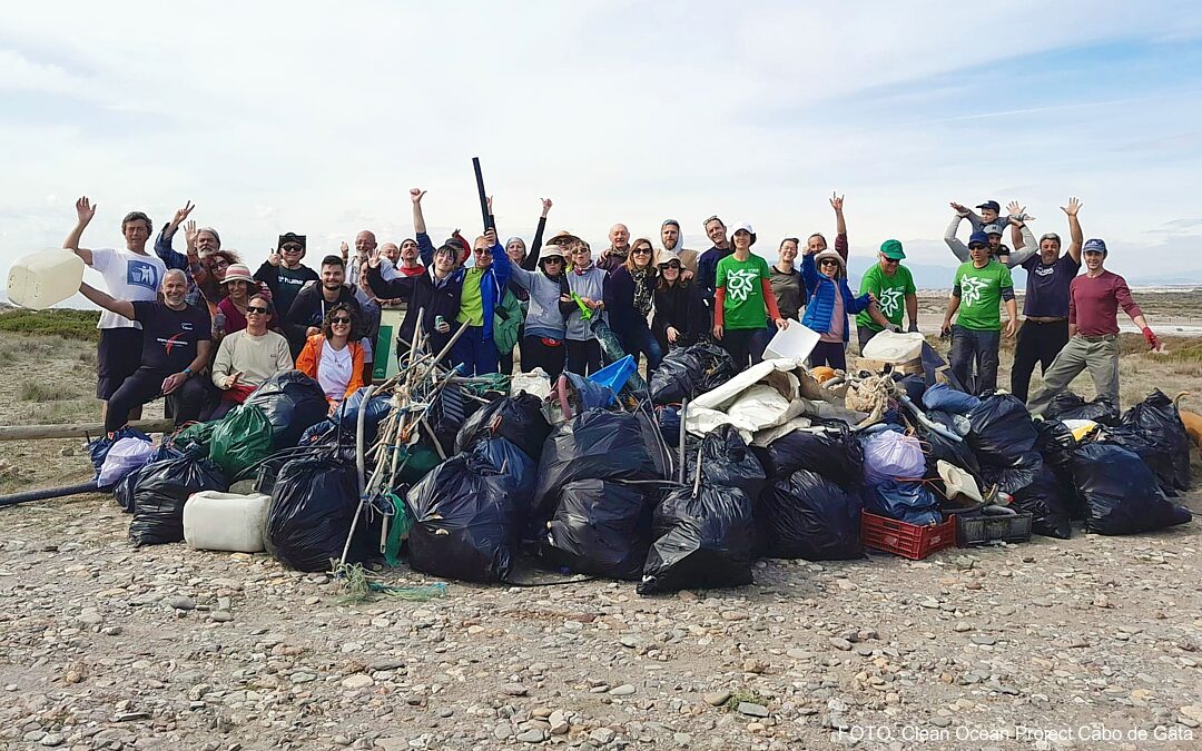 Decenas de voluntarios limpian la playa de Las Amoladeras